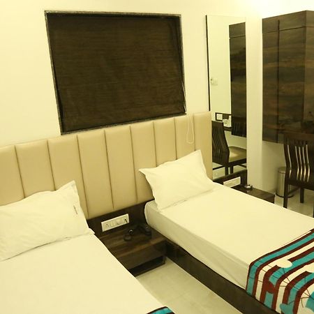 Hotel Magnum Airport T-2 Мумбаї Екстер'єр фото