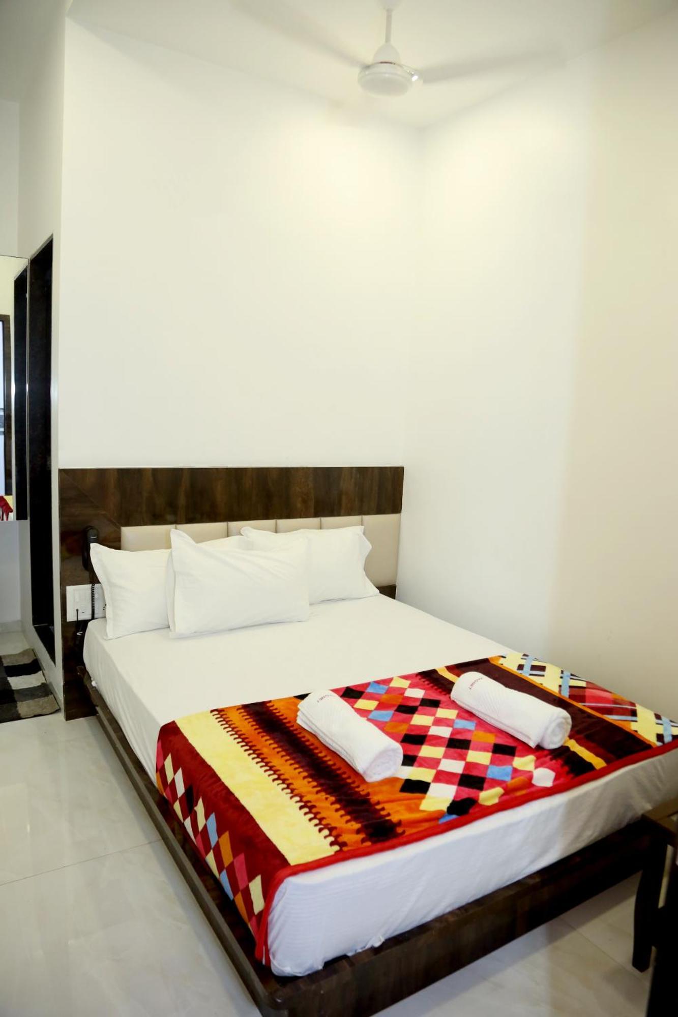 Hotel Magnum Airport T-2 Мумбаї Екстер'єр фото