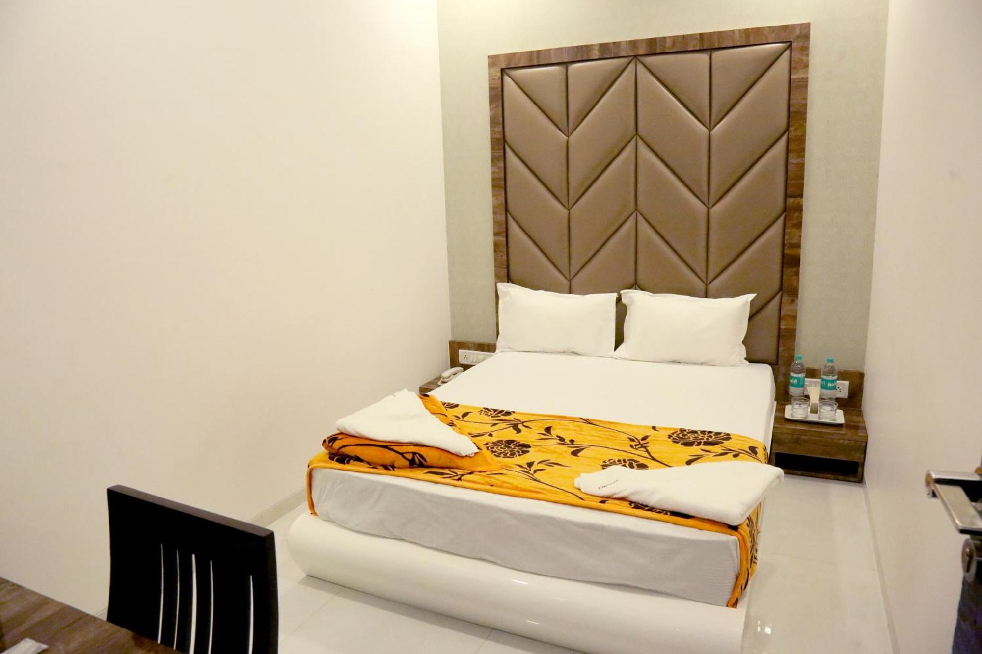 Hotel Magnum Airport T-2 Мумбаї Екстер'єр фото