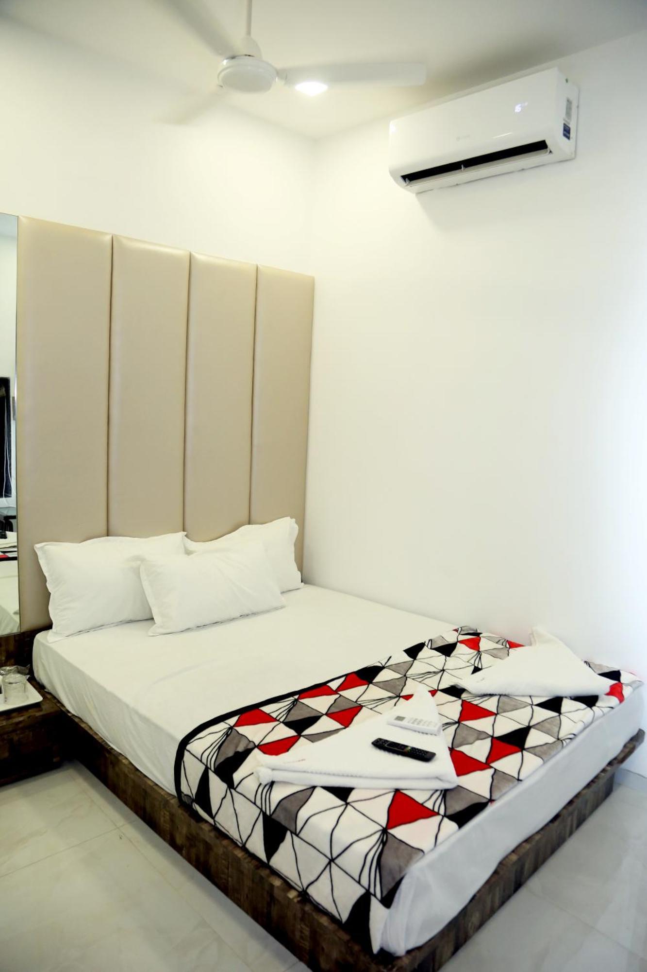 Hotel Magnum Airport T-2 Мумбаї Екстер'єр фото