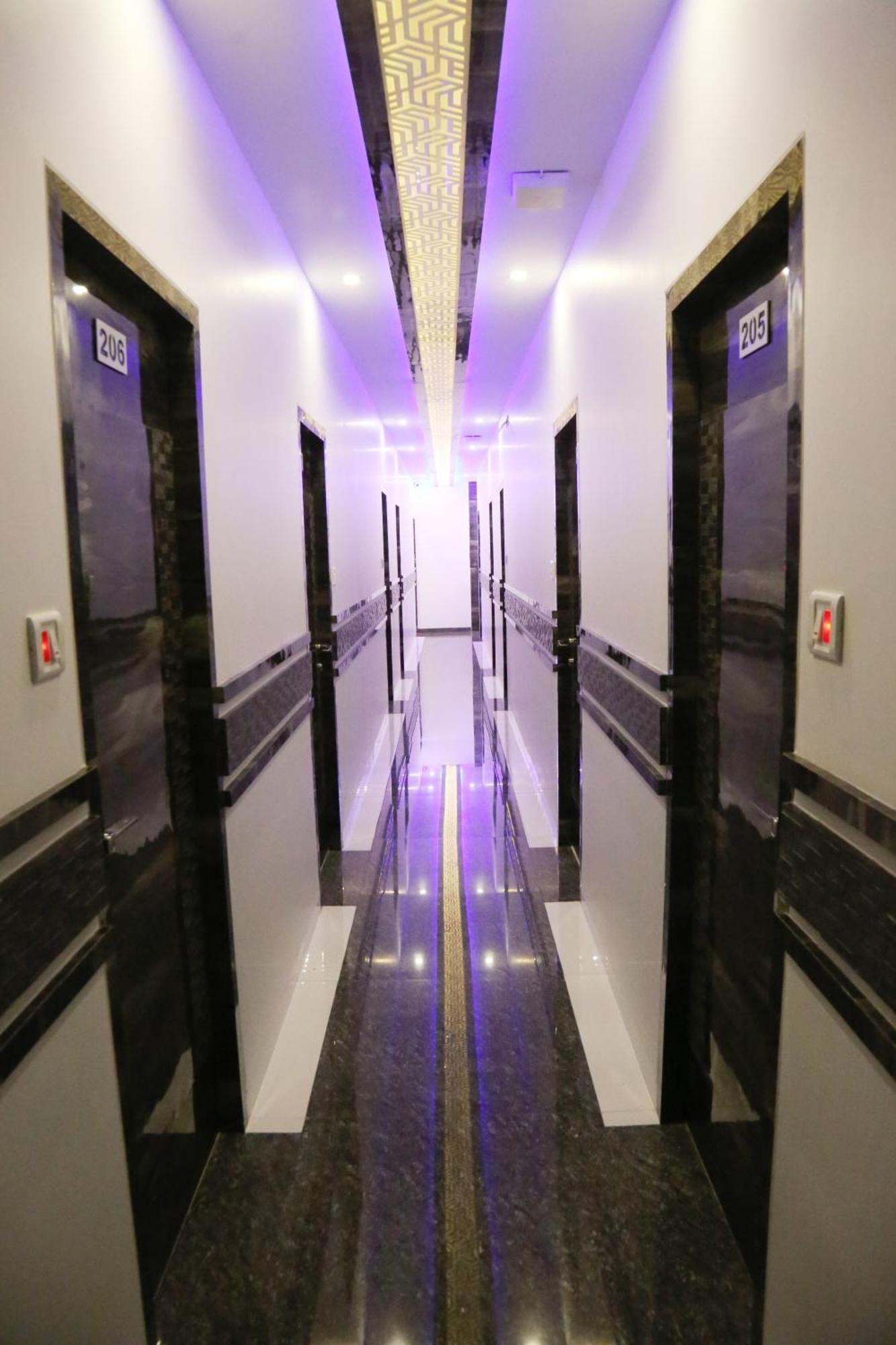 Hotel Magnum Airport T-2 Мумбаї Екстер'єр фото